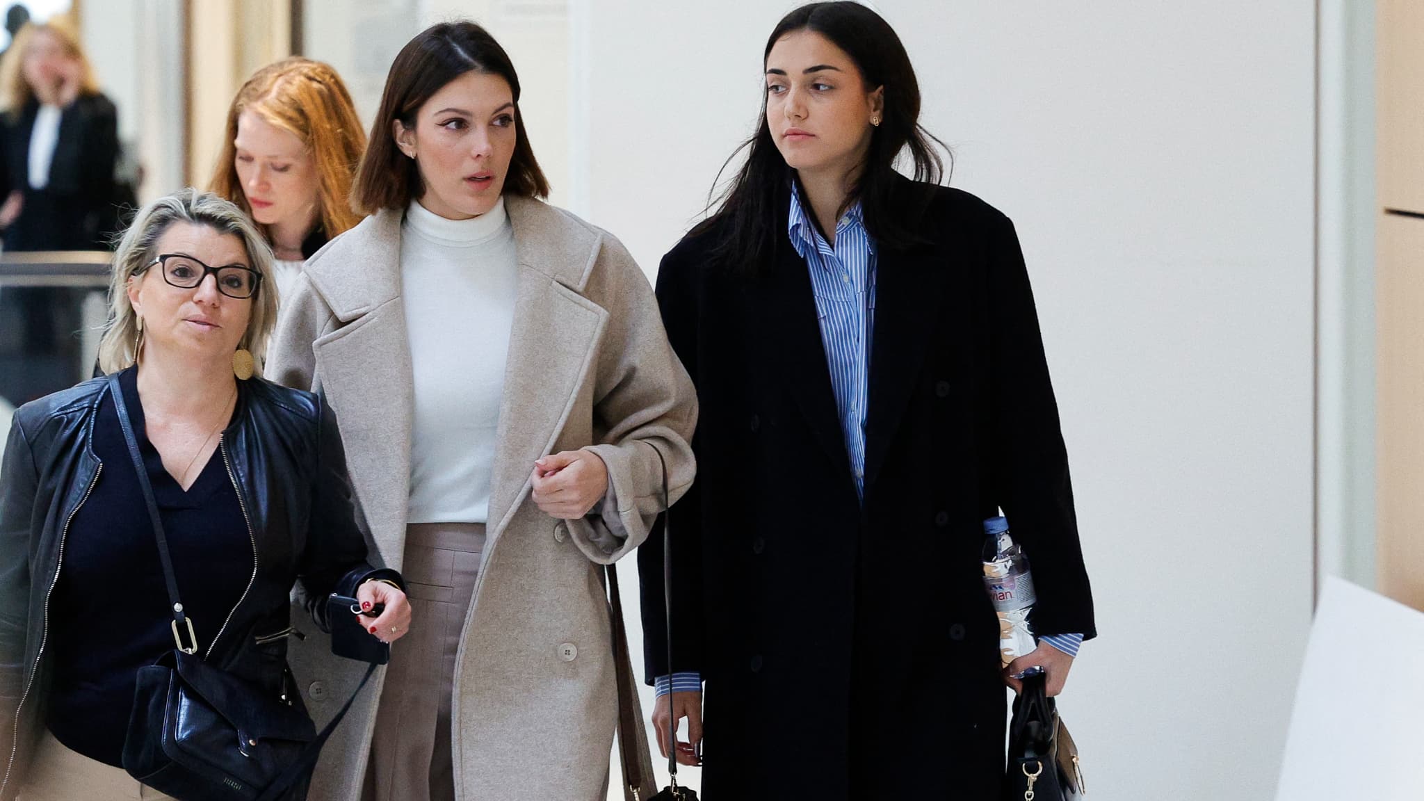 Cyberharcèlement: Iris Mittenaere Dépose Plainte Pour Diffamation