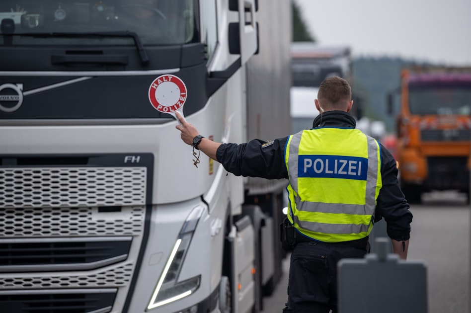Grenzenverkehr:  Wochenend-Reisewelle Und Staus