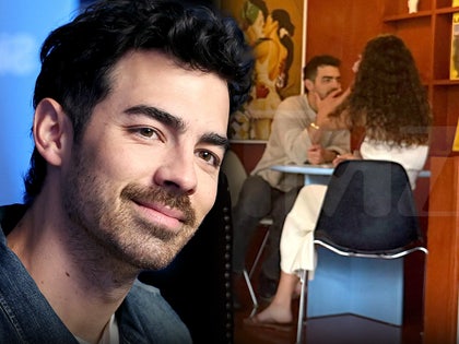 Joe Jonas & Wanita Tak Dikenal Di New York
